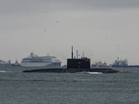 Ruská ponorka sa plaví cez Bosporský prieliv