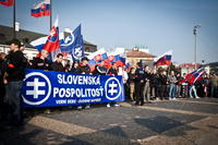 Sympatizanti Slovenskej pospolitosti počas spomienkového pochodu na vznik vojnového slovenského štátu, ktorý organizovala v Bratislave Slovenská pospolitosť.