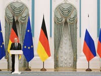 Ruský prezident Vladimir Putin (vpravo) a nemecký kancelár Olaf Scholz počas spoločnej tlačovej konferencie po ich stretnutí v Moskve