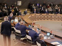Ministri obrany NATO rokujú o kríze na Ukrajine a posilnení východného krídla