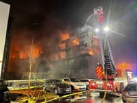 V meste Essen na západe Nemecka zachvátil v noci na pondelok požiar celý obytný komplex
