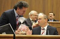 Dušan Bublavý (vľavo) priniesol balíček múky predsedovi NRSR Richardovi Sulíkovi (vpravo), ako protest týkajúci sa vývoja cien potravín na Slovensku.