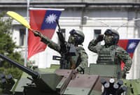 Taiwanskí vojaci salutujú počas osláv národného dňa pred prezidentskou budovou v Tchaj-pej na Taiwane 10. októbra 2021.