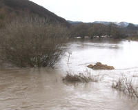 Rieka Slatina sa vyliala a zaplavila záhrady a polia.