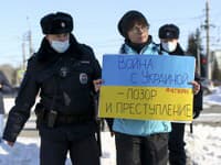Policajti zatýkajú ženu počas akcie proti ruskému útoku na Ukrajinu, v ruskom Omsku 