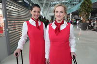 Monika Hilmerová (vpravo) a Karolína Čičátková stvárňujú letušky.