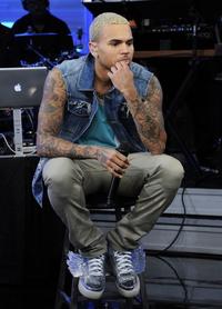 Chris Brown počas natáčania šou
