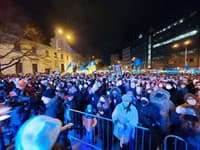 Na bratislavskom Námestí SNP sa protestovalo za Mier na Ukrajine. Cez telemost sa naposledy spojil aj ukrajinský prezident Volodymyr Zelenskyj.