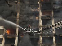 Plamene pohltili obytnú budovu v Kyjeve po tom, čo ju zasiahol projektil