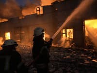 Horiaca budova v Kyjeve po ruskom ostreľovaní