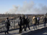 Ľudia sledujúci výbuch v blízkosti letiska v Ľvove