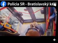 So zvrhlíkmi sa roztrhlo vrece: VIDEO Muž masturboval v trolejbuse plnom ľudí! Rýchla reakcia ženy