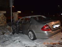 Nočná nehoda s požiarom auta vo Fiľakove si vyžiadala jednu obeť.