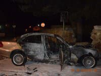 Nočná nehoda s požiarom auta vo Fiľakove si vyžiadala jednu obeť.