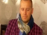 Boris Kollár často spestrí svoj outfit značkovým šálom. 