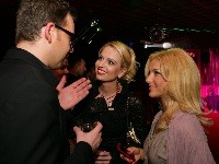 Moderátorské kolegyne Martina Šimkovičová (vpravo) a Marianna Ďurianová so záujmom počúvajú návrhára Fera Mikloška.