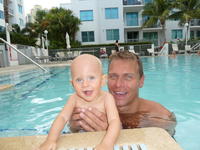 Salma si s ocinom vychutnávala pobyt v bazéne. 