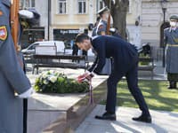 Na snímke predseda vlády Eduard Heger počas kladenia venca pri spomienke oslobodenia Bratislavy