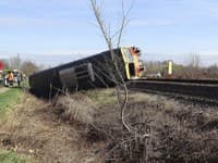 Tragická zrážka auta a osobného vlaku v Maďarsku si vyžiadala päť obetí