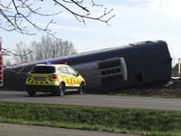 Tragická zrážka auta a osobného vlaku v Maďarsku si vyžiadala päť obetí