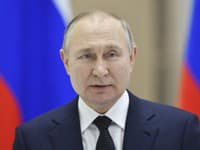 Ruský prezident Vladimir Putin predniesol svoj prejav v dielni na montáž rakiet počas návštevy kozmodrómu Vostočnyj pri meste Tsiolkovsky
