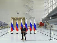 Ruský prezident Vladimir Putin predniesol svoj prejav v dielni na montáž rakiet počas návštevy kozmodrómu Vostočnyj pri meste Tsiolkovsky
