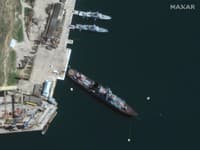 Vlajkovú loď ruskej čiernomorskej flotily, krížnik Moskva, poškodili pri raketovom útoku ukrajinské sily. Na snímke v prístave Sevastopoľ na Kryme.