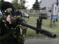 Proruský militant pózuje 23. mája 2014 v Donecku.