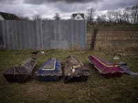 Rakvy s telami civilistov zabitých ruskou armádou po odstránení z masového hrobu v Mykulychi