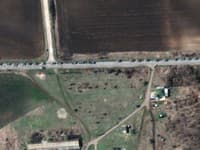 Táto satelitná snímka poskytnutá spoločnosťou Maxar Technologies zobrazuje pohľad na konvoj ruských vojenských vozidiel pozdĺž diaľnice T-1313 neďaleko Bilokurakyne.