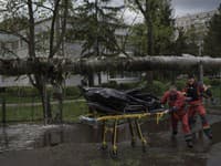 Pomoc záchranárov po ruskom bombardovaní v Charkove