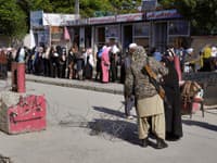 Ľudia čakajúci na vybavenie pasu v Kábule.