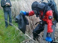 Potápačom sa podarilo trezor vyloviť na breh Potápačom sa podarilo trezor vyloviť na breh