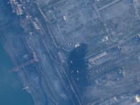 Satelitná snímka ukazuje dym z oceliarní v Mariupole.