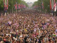 Ľudia sa tlačia pred Buckinghamským palácom. Každý chce vidieť prvý bozk novomanželov.