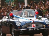 Novomanželia vyrazili do ulíc Londýna na vyzdobenom aute Aston Martin.