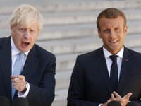 Na snímke zľava britský premiér Boris Johnson a francúzsky prezident Emmanuel Macron