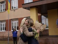 Prvá dáma USA Jill Bidenová (vľavo) počas návštevy Užhorodu, kde sa stretla s ukrajinskou prvou dámou Olenou Zelenskou, manželkou ukrajinského prezidenta Volodymyra Zelenského pred školou, ktorá prijala vysídlených žiakov.