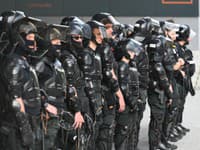 Na snímke policajti pred futbalovým zápasom