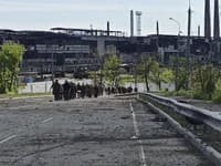 Ukrajinskí vojaci opúšťajú oceliarne Azovstaľ 