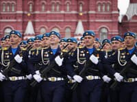 Ruskí vojaci počas vojenskej prehliadky ku Dňu víťazstva.