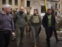 Ukrajinský prezident Volodymyr Zelenskyj navštívil frontové pozície v Charkovskej oblasti na severovýchode Ukrajiny.