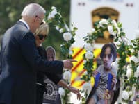 Americký prezident Joe Biden pricestoval do texaského mesta Uvalde, kde položil veniec na pamiatku 21 obetí zastrelených na tamojšej základnej škole. 