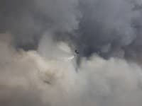 Grécki hasiči sa v nedeľu už druhý deň snažia uhasiť lesný požiar, ktorý v sobotu vypukol v blízkosti gréckeho hlavného mesta Atény.