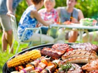 Expert radí, ako zabrániť najotravnejšej veci pri grilovačke: Jednoduchý trik, za ktorý budete ďakovať