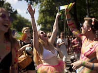 Účastníci sa stretávajú počas každoročného Gay Pride Rainbow Parade vo Viedni