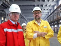 Na snímke zľava generálny riaditeľ Slovalco Milan Veselý a minister hospodárstva SR Richard Sulík (SaS) počas spustenia novej pretavovacej pece hliníkových procesných šrotov