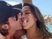 Slávny pár sa na dovolenke UTRHOL Z REŤAZE: Olizujú sa ako tínedžeri a... Dal si ju vytetovať CELKOM HOLÚ!