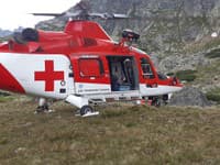 Leteckí záchranári na základe výzvy operačného strediska a dispečingu Horskej záchrannej služby (HZS) zasahovali v Mlynickej doline vo Vysokých Tatrách.