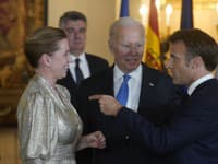 Francúzsky prezident Emmanuel Macron a dánska premiérka Mette Frederiksenovou za prítomnosti prezidenta USA Joea Bidea